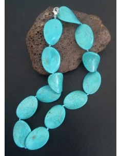 Collier pierres turquoises de synthèse ovales recourbées