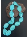 Collier pierres turquoises de synthèse ovales recourbées