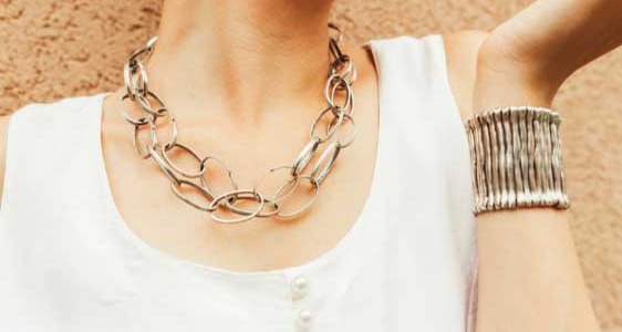 LA TENDANCE EST AU BIJOUX EN ACIER INOXYDABLE